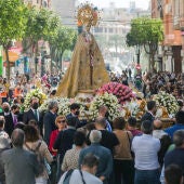 Calle de Elche abarrotada de espectadores durante la procesión de 'Las Aleluyas' de la Semana Santa de 2022. 
