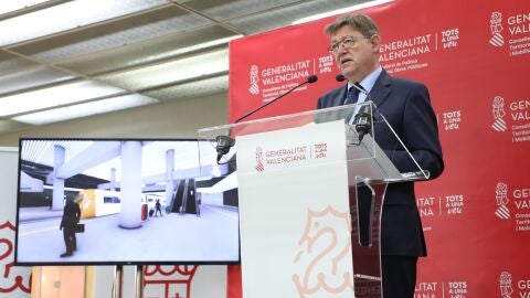 Ximo Puig en la estaci&oacute;n del tranv&iacute;a de Luceros