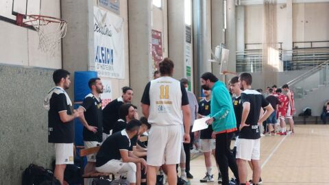 Ram&oacute;n Pe&ntilde;a, t&eacute;cnico del Elche Basket Club, dando indicaciones a sus jugadores.