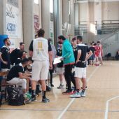 Ramón Peña, técnico del Elche Basket Club, dando indicaciones a sus jugadores.