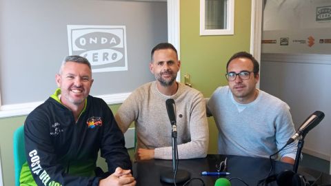 De izq a der: Dani Palacios, entrenador del Costa del Voley; Julio Rodr&iacute;guez, coordinador de Deportes Onda Cero Marbella y Salvador Haro, miembro Pe&ntilde;a Marbelleros..