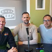 De izq a der: Dani Palacios, entrenador del Costa del Voley; Julio Rodríguez, coordinador de Deportes Onda Cero Marbella y Salvador Haro, miembro Peña Marbelleros.. De izq a der: Dani Palacios, entrenador del Costa del Voley; Julio Rodríguez, coordinador de Deportes Onda Cero Marbella y Salvador Haro, miembro Peña Marbelleros..