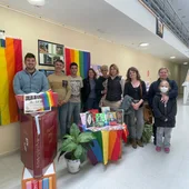Entrega de libros en la librería de Puerto Real con la asociación 'Amare' Entrega de libros en la librería de Puerto Real con la asociación 'Amare'