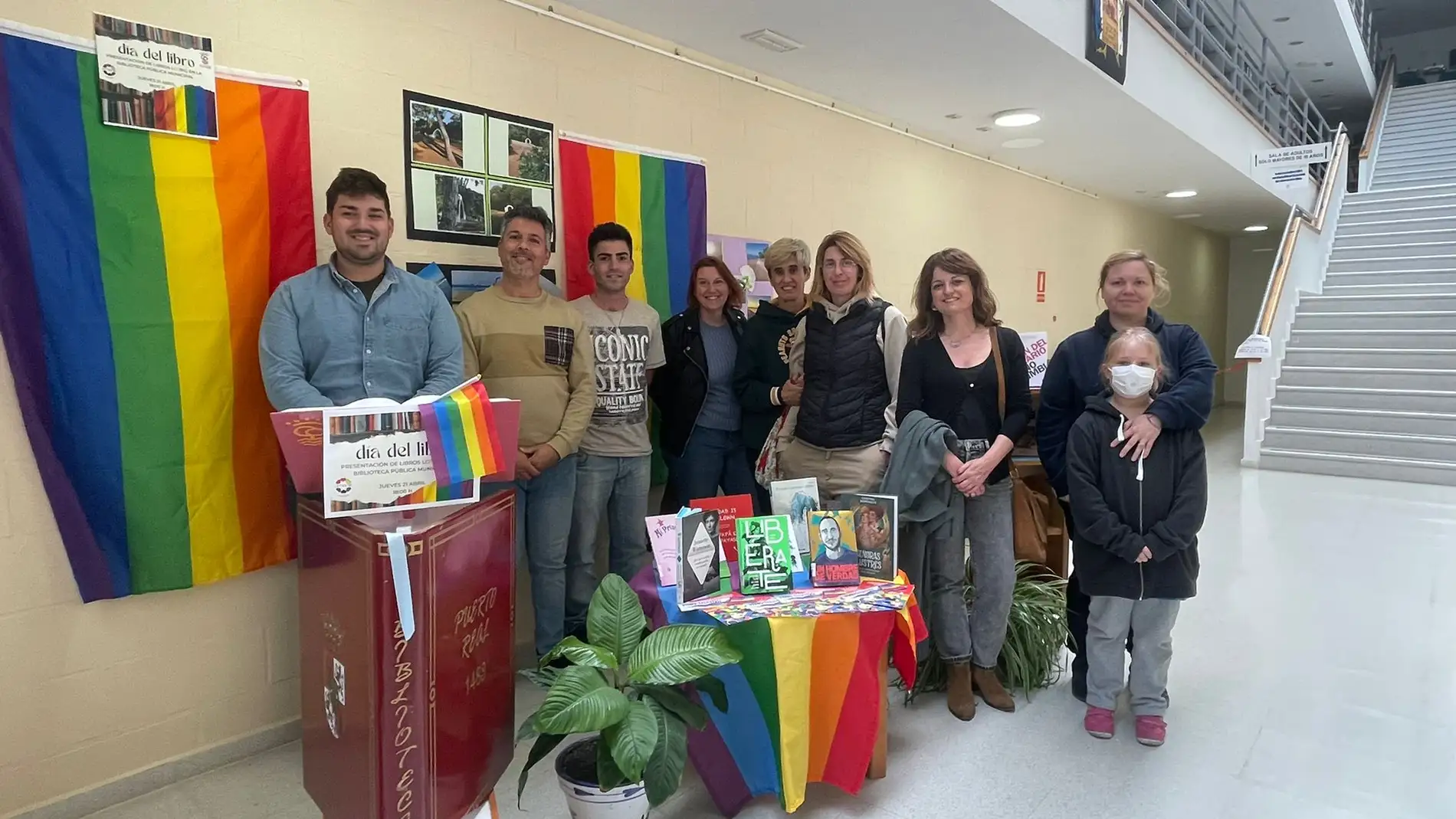 Entrega de libros en la librería de Puerto Real con la asociación 'Amare'