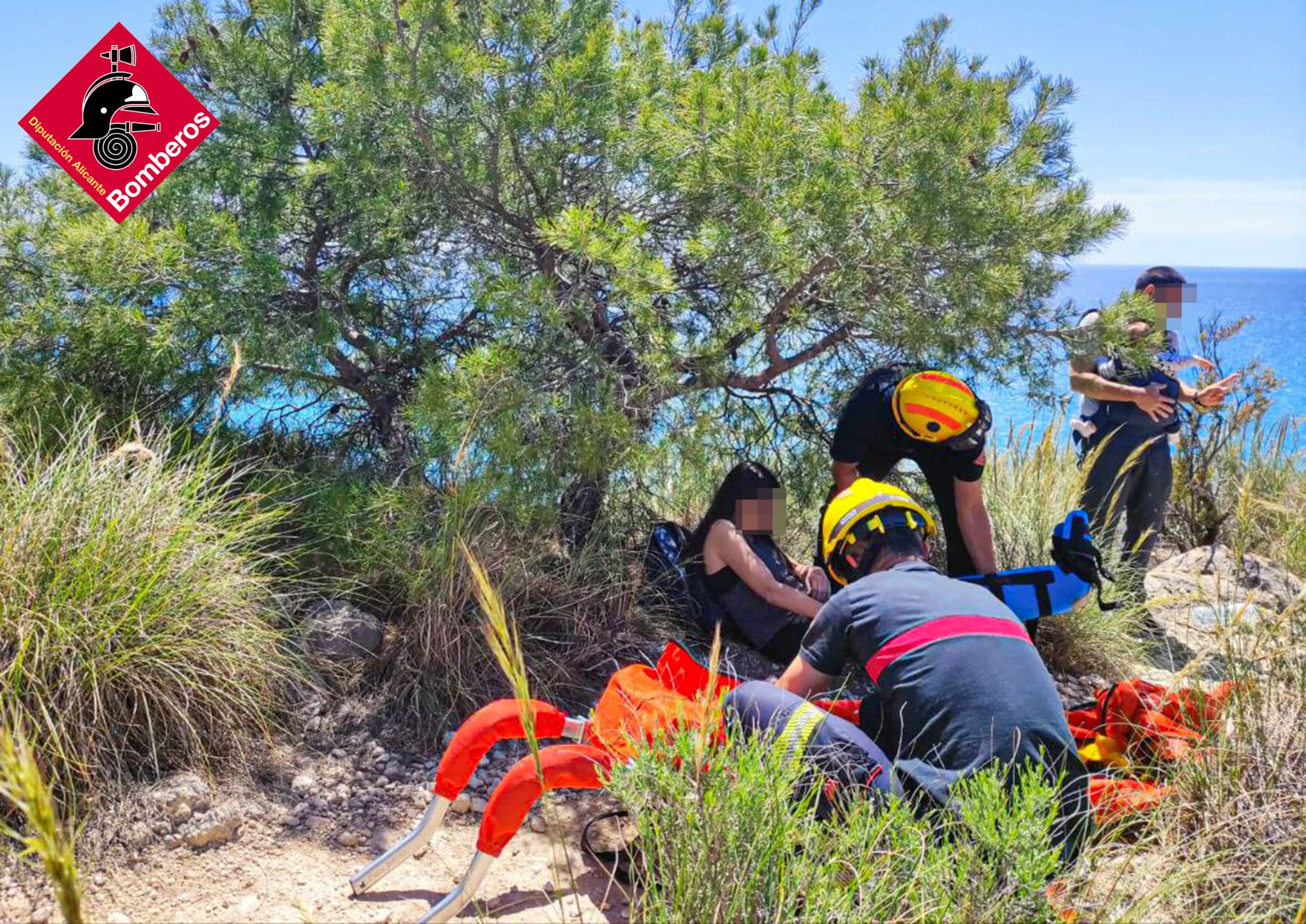 Los Bomberos auxilian a una senderista herida en la Cala Racó del Conill de La Vila Joiosa Los Bomberos auxilian a una senderista herida en la Cala Racó del Conill de La Vila Joiosa