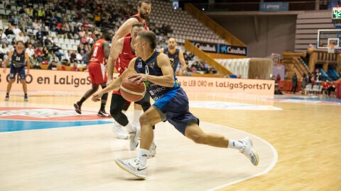 Hansel Atencia, en el partido frente a Girona, con Marc Gasol en segundo t&eacute;rmino