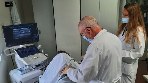 Especialistas en Rehabilitaci&oacute;n Intervencionista tratan a un paciente en el Doctor Balmis