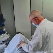 Especialistas en Rehabilitación Intervencionista tratan a un paciente en el Doctor Balmis