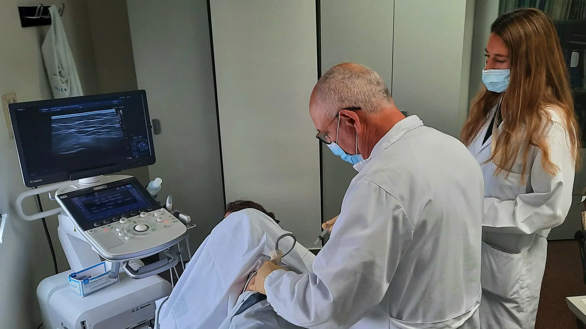 Especialistas en Rehabilitación Intervencionista tratan a un paciente en el Doctor Balmis