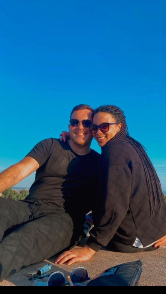 Aarón González y Ceci Marcos, pareja de ilicitanos accidentada en el autobús que se salió de la A-7.