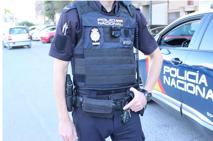 Detienen a seis personas involucradas en el robo de dos camiones cargados con 100.000 euros de mercancía Detienen a seis personas involucradas en el robo de dos camiones cargados con 100.000 euros de mercancía