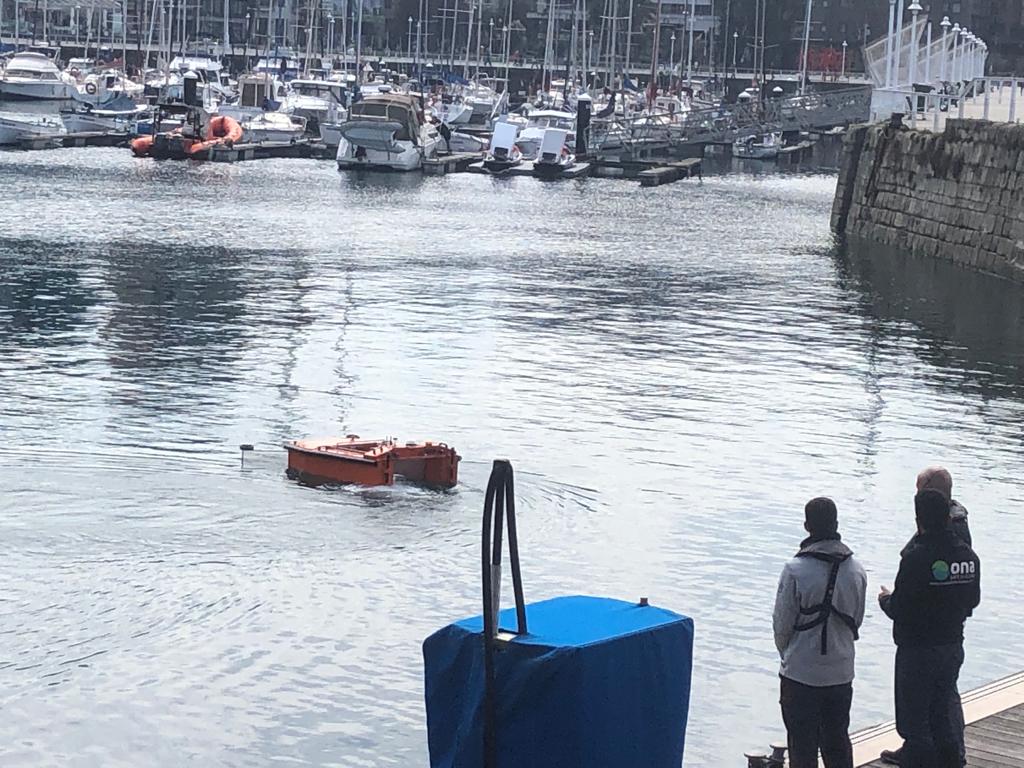 Un dron limpia el Puerto Deportivo de Gijón Un dron limpia el Puerto Deportivo de Gijón