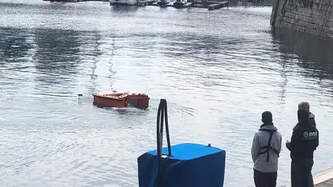 Un dron marítimo limpia el Puerto Deportivo de Gijón Un dron marítimo limpia el Puerto Deportivo de Gijón
