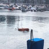 Un dron marítimo limpia el Puerto Deportivo de Gijón