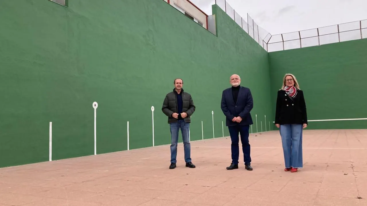 Pozo Lorente ya disfruta de la mejora en sus pistas de frontón