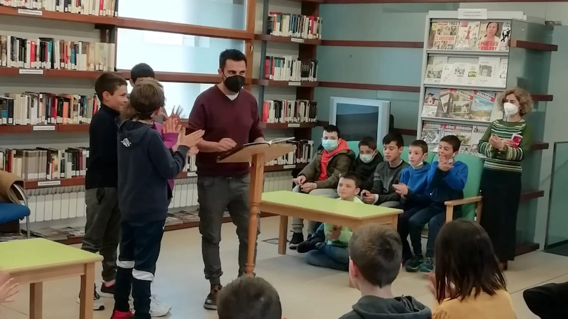 GALERÍA: Los alumnos de Villamayor celebraron en la biblioteca el Día del Libro
