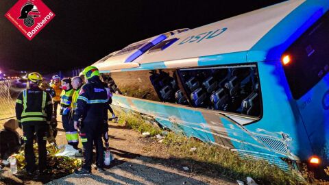 El autobús accidentado en la A-7 a la altura de Granja Rocamora. El autobús accidentado en la A-7 a la altura de Granja Rocamora.