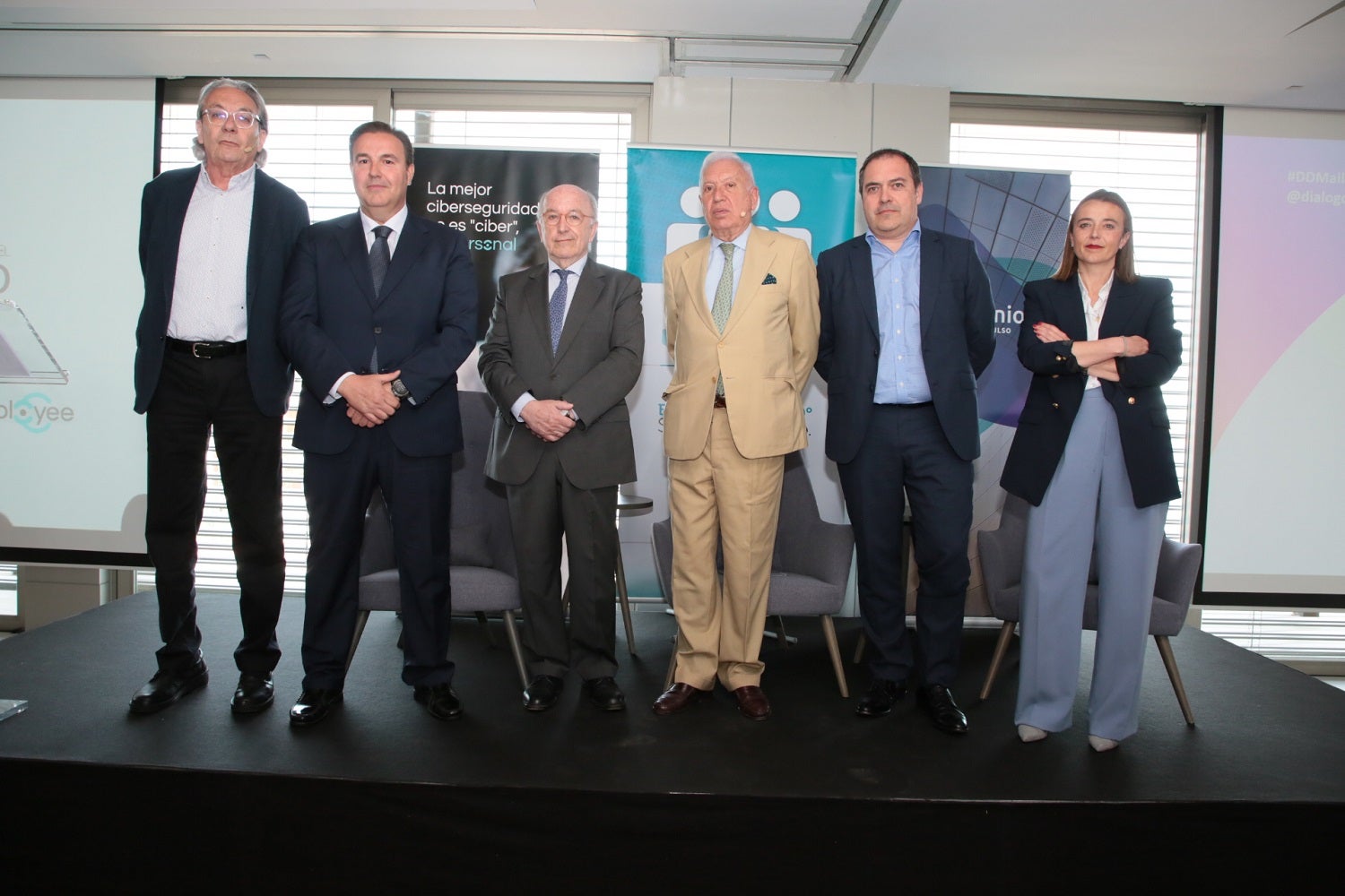 Almunia y Margallo prevén una guerra "larga y de resistencia" en Ucrania, pero con pocos efectos sobre la temporada turística de Baleares Almunia y Margallo prevén una guerra "larga y de resistencia" en Ucrania, pero con pocos efectos sobre la temporada turística de Baleares