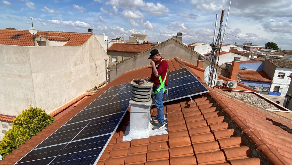 Instalación de placas en vivienda del Barrio La Paz Instalación de placas en vivienda del Barrio La Paz