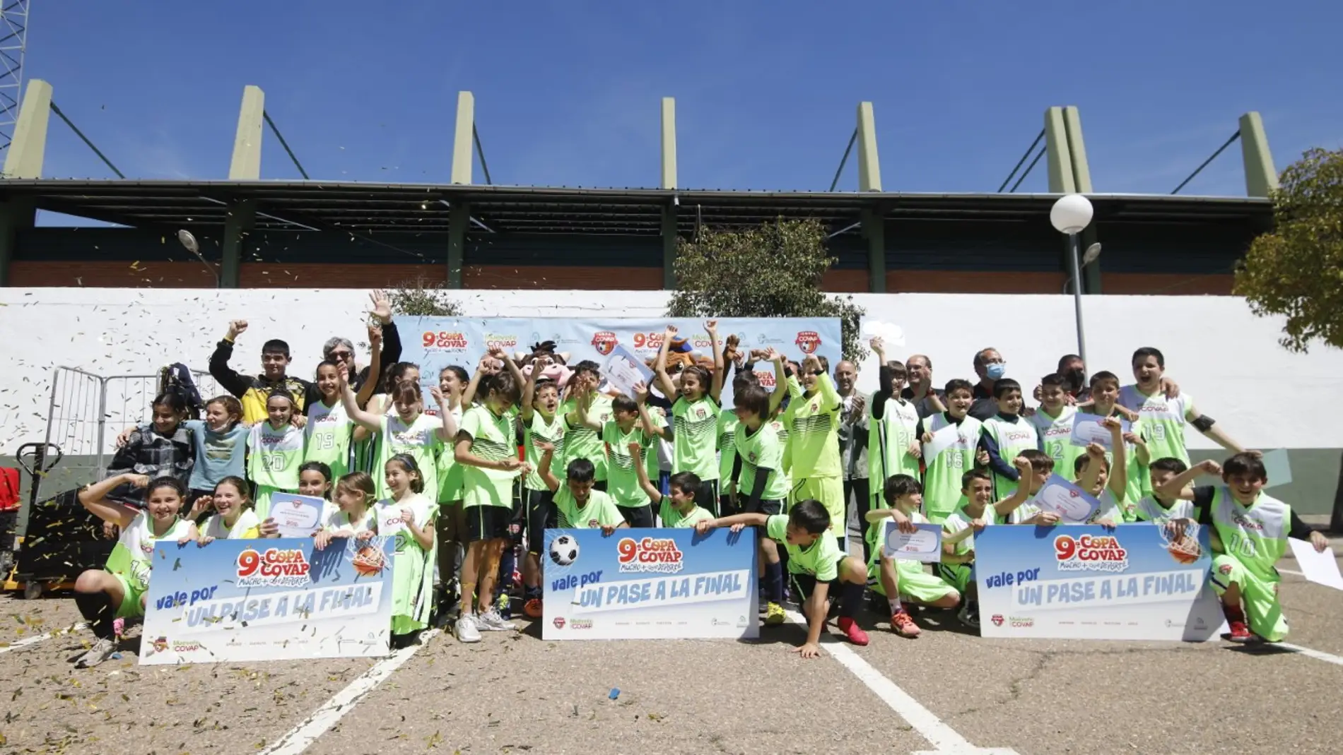 Grupo de niños participantes en la 9ª Copa COVAP  