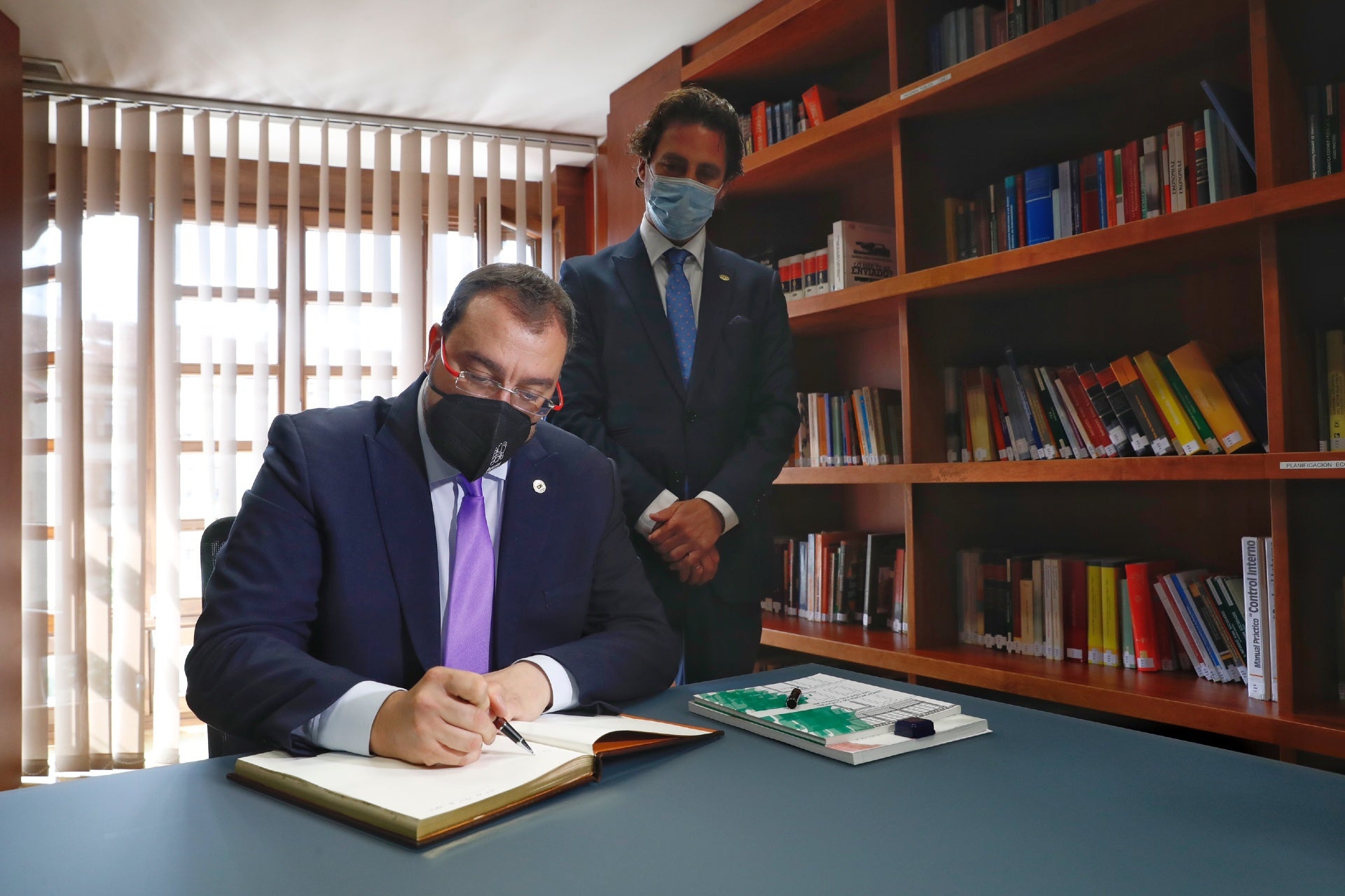 Adrián Barbón celebra el tope en el precio del gas y los beneficios para familias e industrias Adrián Barbón celebra el tope en el precio del gas y los beneficios para familias e industrias
