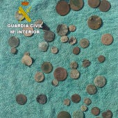 Las monedas fueron extraídas mediante detectores de metales y estaban en estado de corrosión 