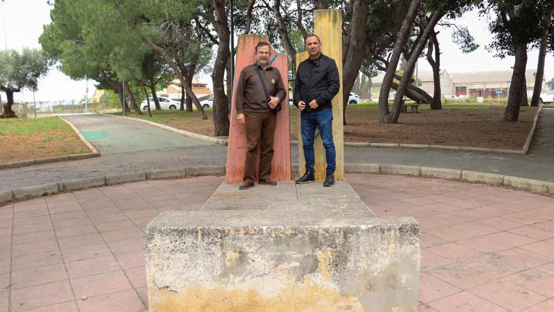 El escultor, Marcelo Díaz junto con el concejal de Servicios Públicos, Xus Madrigal. 