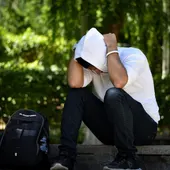 Un joven se lleva las manos a la cabeza Un joven se lleva las manos a la cabeza