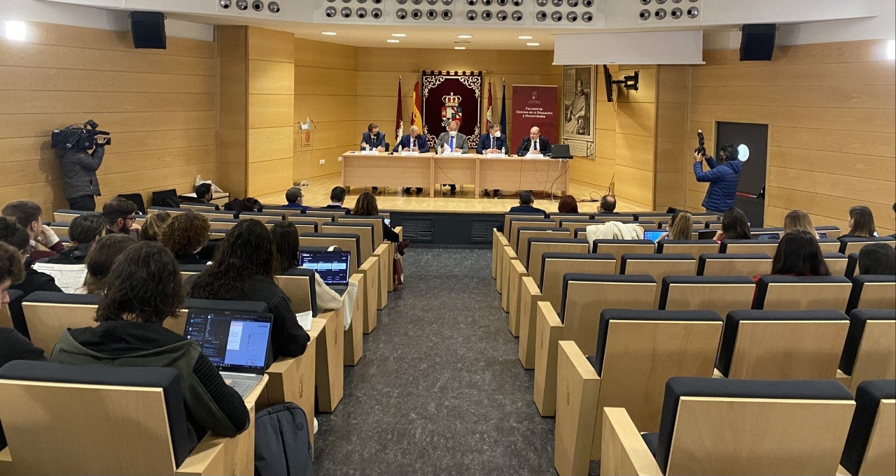 Cospedal, Barreda y Bono, en unas jornadas sobre el sistema autonómico en Cuenca Cospedal, Barreda y Bono, en unas jornadas sobre el sistema autonómico en Cuenca