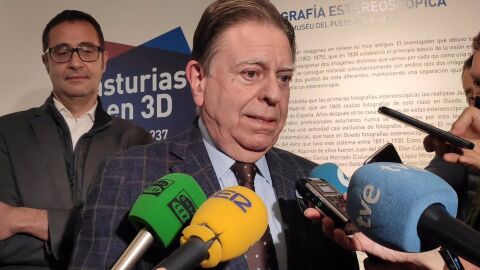 Alfredo Canteli, alcalde de Oviedo, atiende a los medios. 27-04-2022