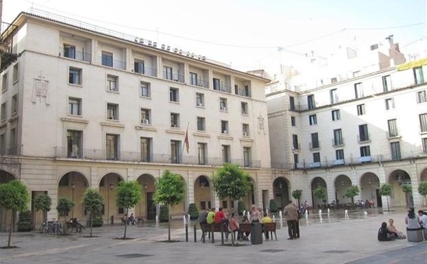 La Audiencia Provincial de Alicante archiva el caso contra Bernabé Cano por haberse vacunado antes de tiempo La Audiencia Provincial de Alicante archiva el caso contra Bernabé Cano por haberse vacunado antes de tiempo