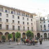 La Audiencia Provincial de Alicante archiva el caso contra Bernabé Cano por haberse vacunado antes de tiempo