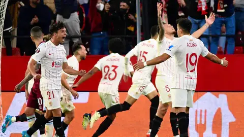 Óliver Torres celebra un gol con sus compañeros. Óliver Torres celebra un gol con sus compañeros.