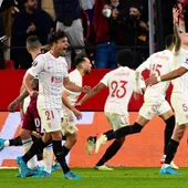 Óliver Torres celebra un gol con sus compañeros. Óliver Torres celebra un gol con sus compañeros.
