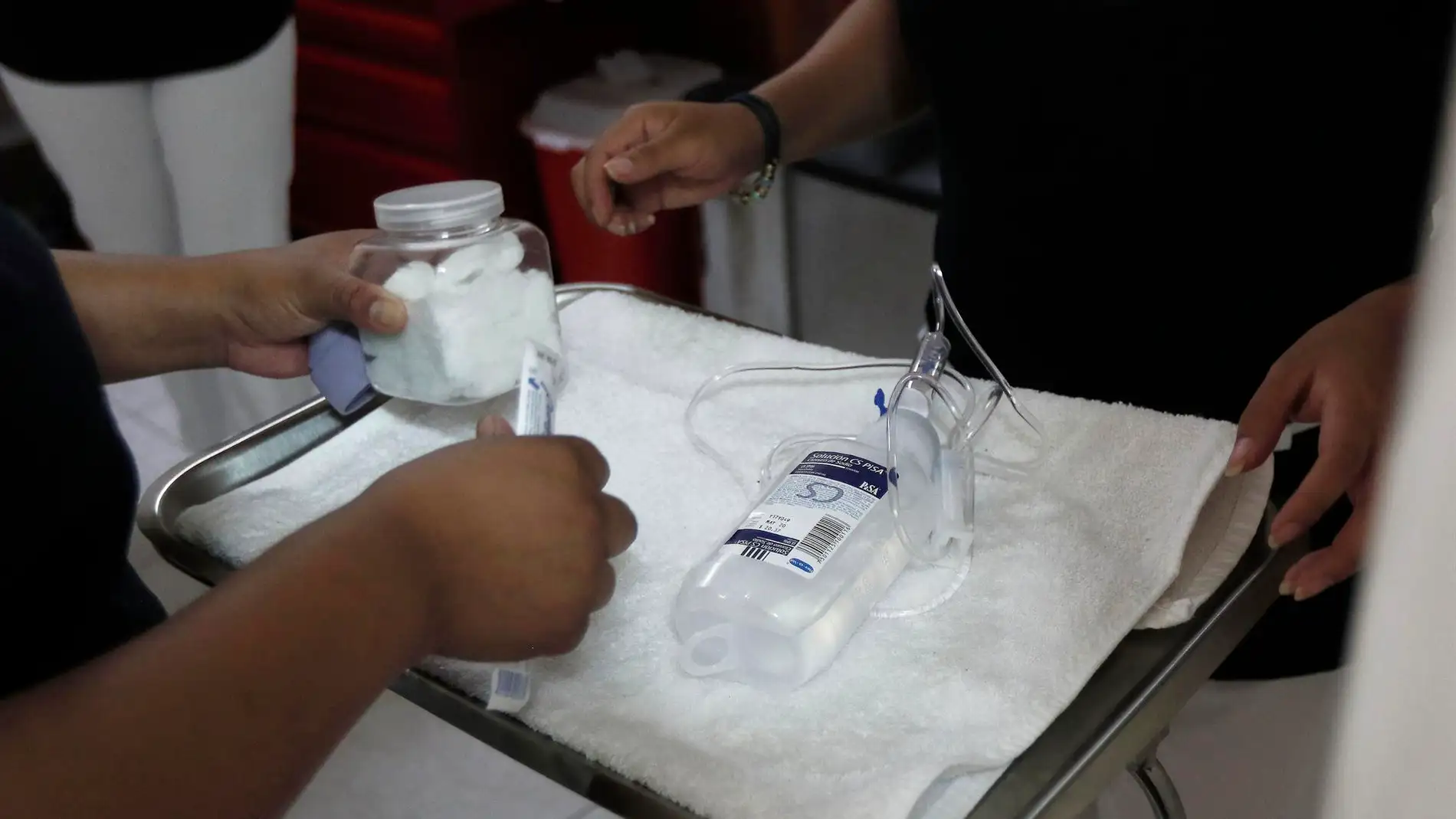 Una enfermera prepara un suero de terapia intravenosa para una paciente con lupus / Efe