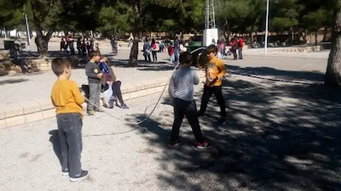 Niños jugando en el Parque de San Crispín Niños jugando en el Parque de San Crispín