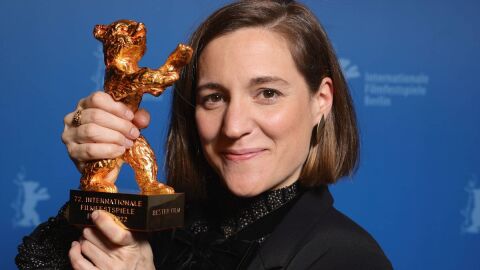 La directora Carla Sim&oacute;n sostiene su Oso de Oro de la Berlinale para la pel&iacute;cula 'Alcarr&agrave;s'