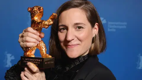 La directora Carla Simón sostiene su Oso de Oro de la Berlinale para la película 'Alcarràs' La directora Carla Simón sostiene su Oso de Oro de la Berlinale para la película 'Alcarràs'