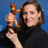 La directora Carla Simón sostiene su Oso de Oro de la Berlinale para la película 'Alcarràs'
