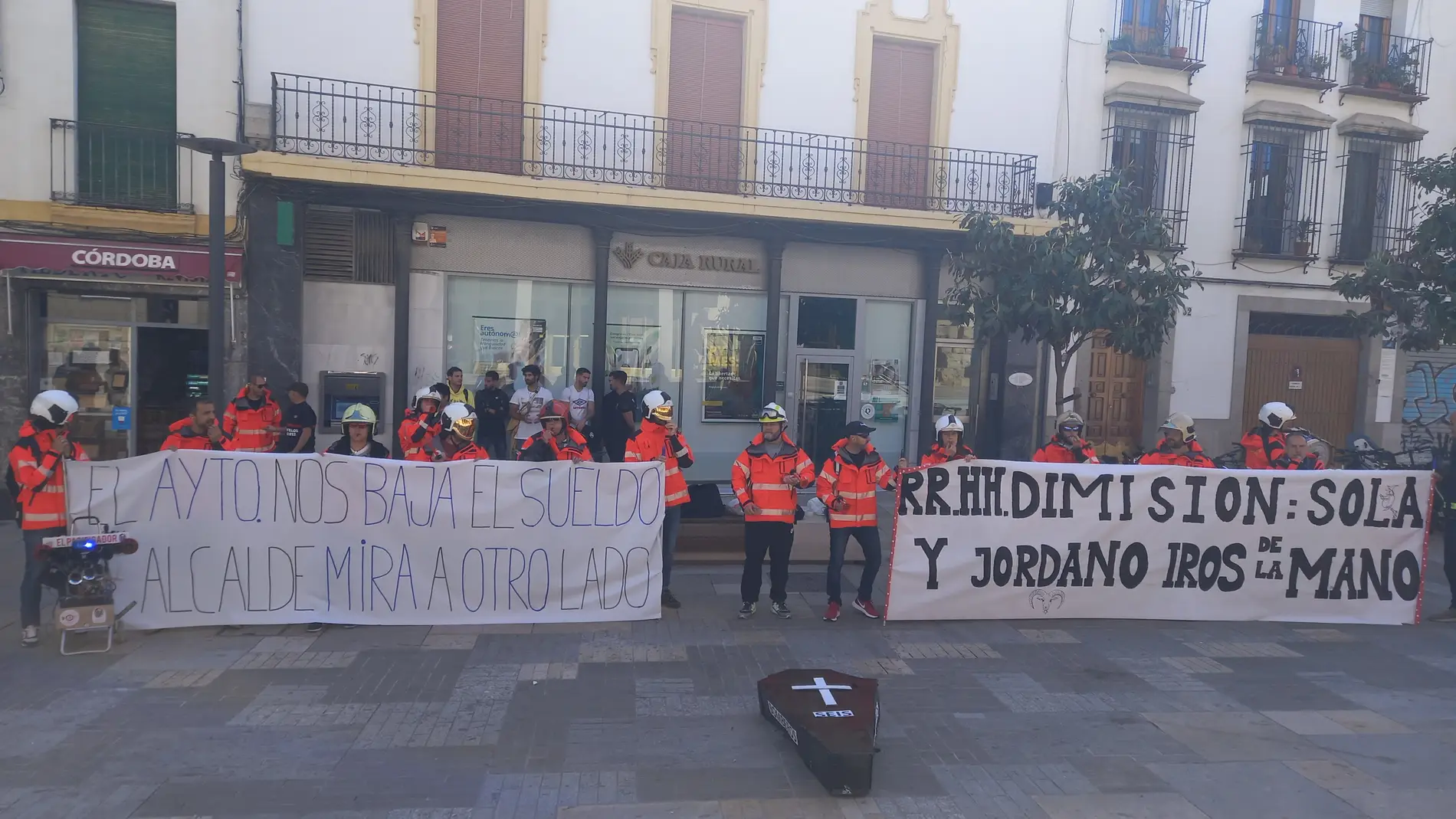 Protestas de bomberos ante el ayuntamiento de Córdoba