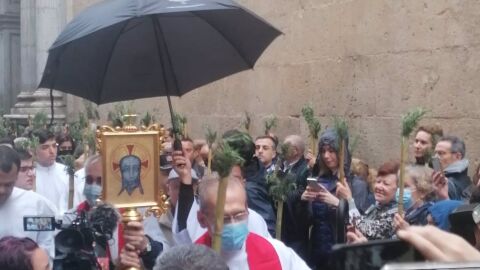 La réplica de la reliquia sale de San Nicolás protegida por un paraguas La réplica de la reliquia sale de San Nicolás protegida por un paraguas