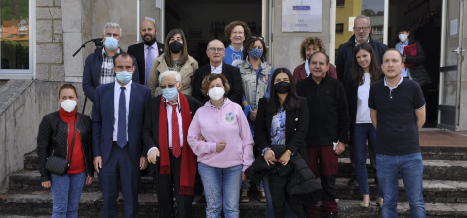 El Padre Ángel visitó hoy el IES de Infiesto para recoger una nueva donación del centro El Padre Ángel visitó hoy el IES de Infiesto para recoger una nueva donación del centro