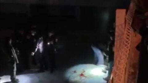 Restos de sangre en la piscina donde cayeron los jóvenes Restos de sangre en la piscina donde cayeron los jóvenes