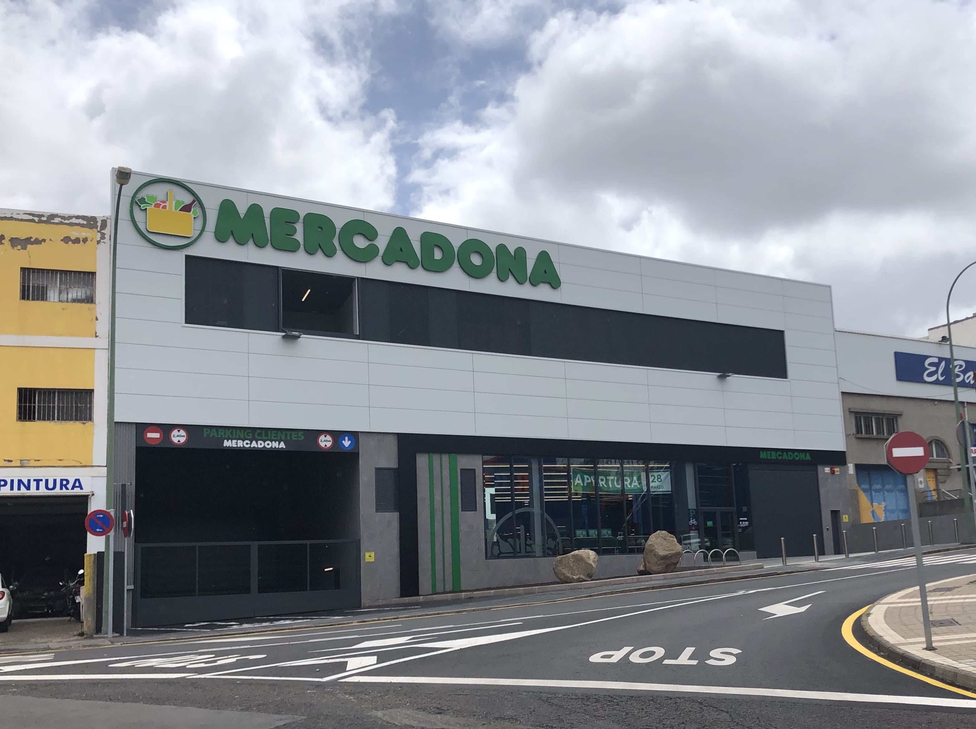 Qué supermercados abren o cierran el 1 y 2 de mayo de 2022: horarios de Mercadona, Consum, Lidl, Carrefour, Alcampo Qué supermercados abren o cierran el 1 y 2 de mayo de 2022: horarios de Mercadona, Consum, Lidl, Carrefour, Alcampo