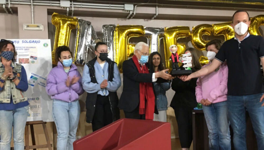 El Padre Ángel recibió una figura con su imagen