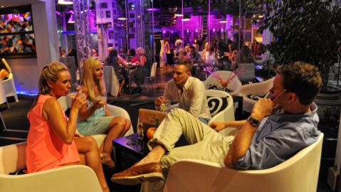 Un grupo de turistas disfrutando en un establecimiento de Puerto Ban&uacute;s