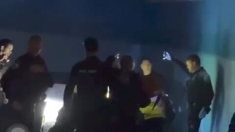 Los sanitarios trasladan a una de los heridos desde el vaso de la piscina Los sanitarios trasladan a una de los heridos desde el vaso de la piscina