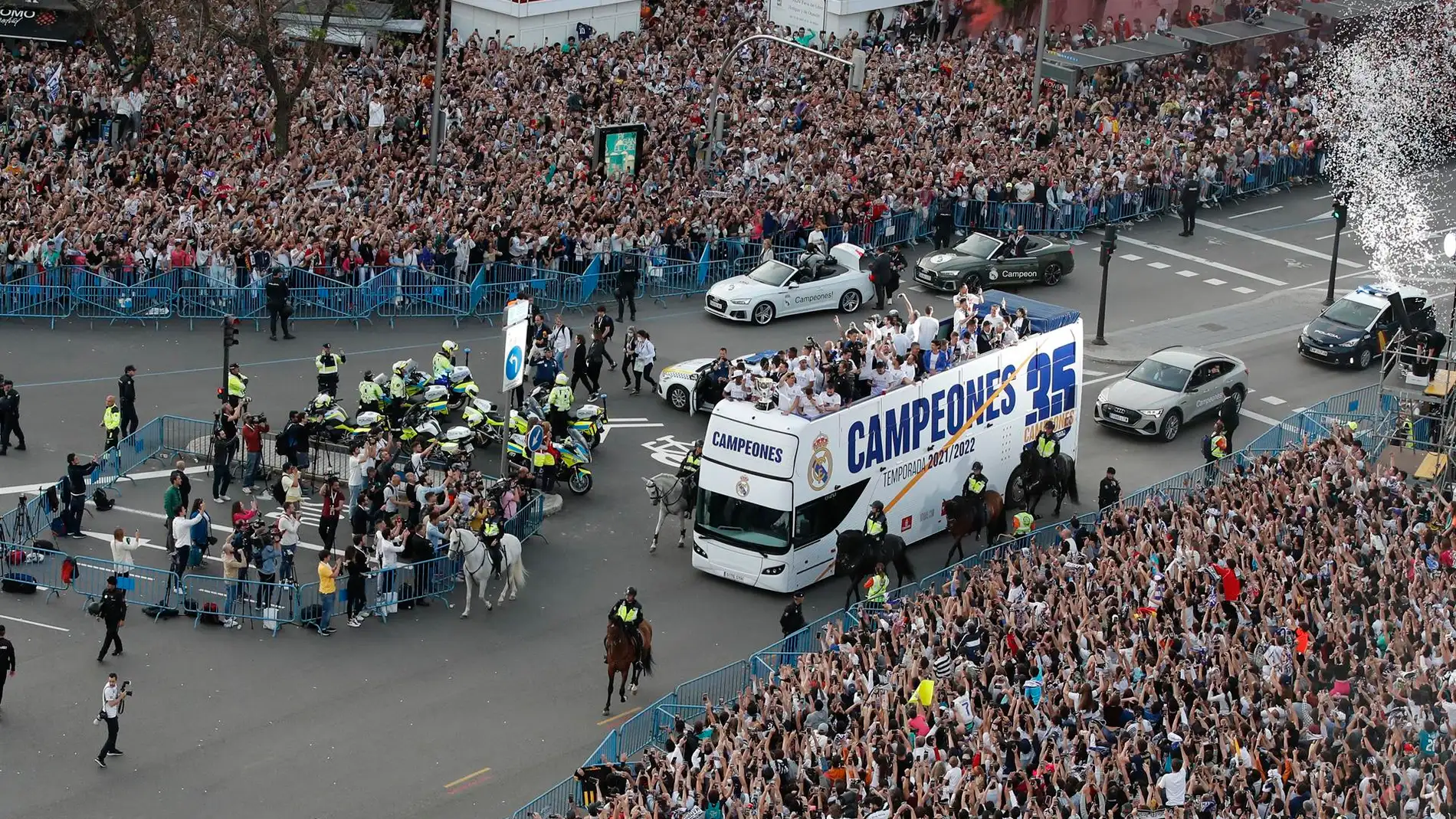 Los jugadores del Real Madrid llegan a la plaza de Cibeles, en Madrid