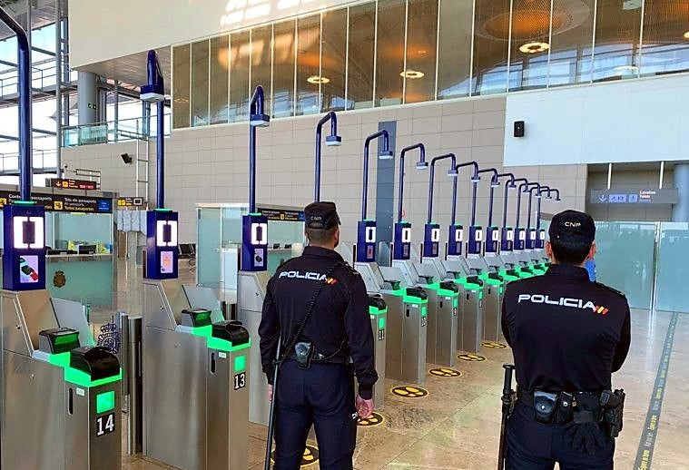 Detenido en el aeropuerto Alicante-Elche un fugitivo buscado por la justicia de Nigeria por un delito de estafa Detenido en el aeropuerto Alicante-Elche un fugitivo buscado por la justicia de Nigeria por un delito de estafa