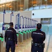 Agentes de la Policía Nacional del puesto fronterizo del Aeropuerto Alicante-Elche.